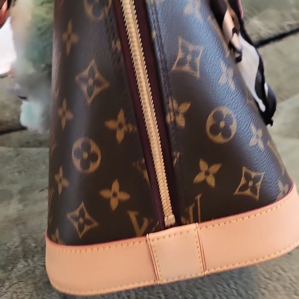 Louis Vuitton Alma GM Monogram Near Excellent Conditions - Picture 8 of 14